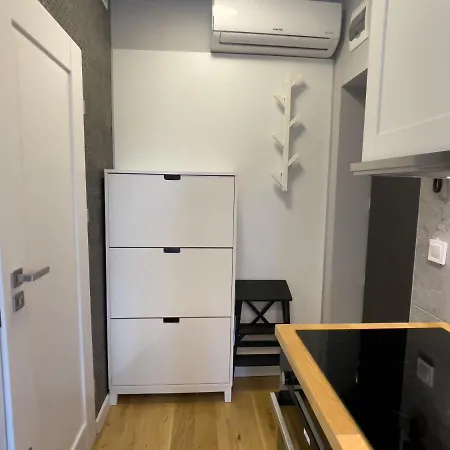 Urban Apartments Studio No 3A - Air Condition - Garden - Free Parking Apartment *