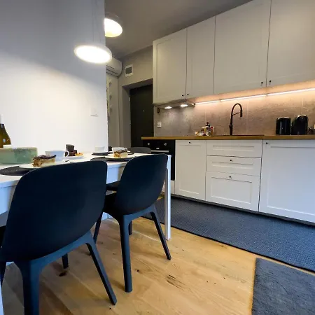 Urban Apartments Studio No 3A - Air Condition - Garden - Free Parking Apartment *
